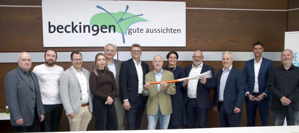 Gruppenfoto mit Vertretern aus Wirtschaft, Politik und Verwaltung anlässlich der kleinen Feierstunde im Sitzungssaal. 